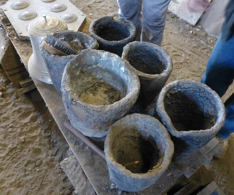 Gobelets destinés à verser le bronze dans le moule en sable des clarines.